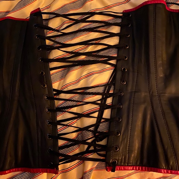 Black leather corset with red leather piping - Picture 6 of 12
